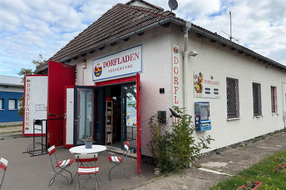 Der Dorfladen im alten Feuerwehrhaus in Peenemünde wurde vom Land Mecklenburg-Vorpommern und der Europäischen Union gefördert.Verena Schmitt-Roschmann/dpa
