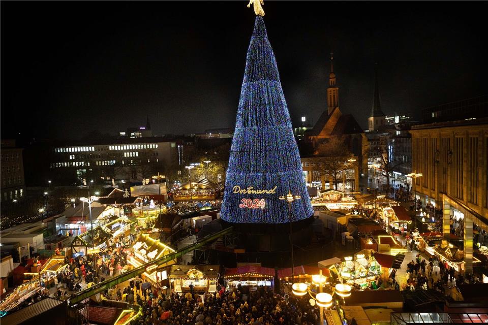 Der Dortmunder Riesenweihnachtsbaum mit Beleuchtung.Dieter Menne/dpa