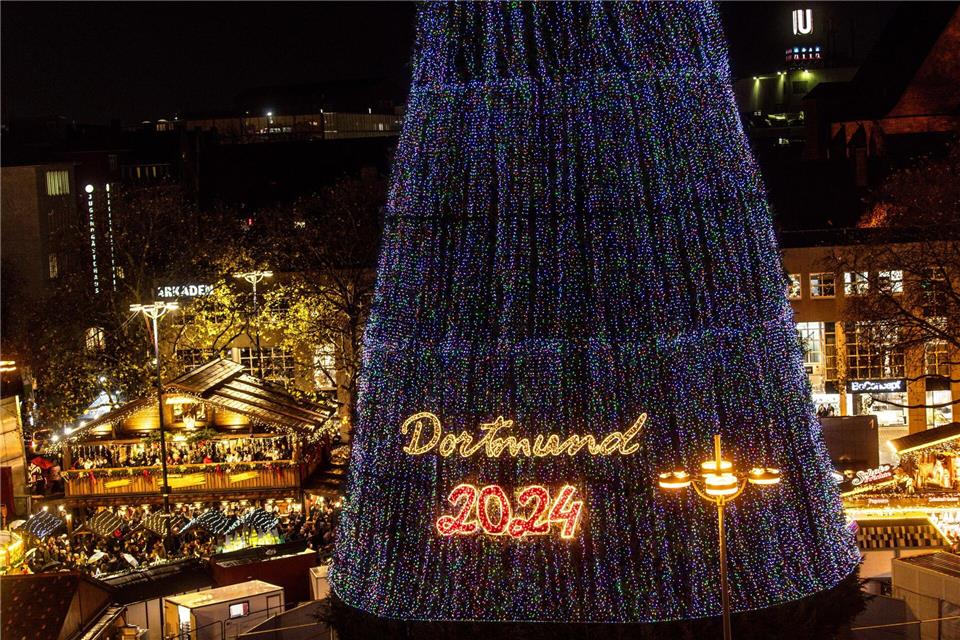 Der Dortmunder Riesenweihnachtsbaum mit Beleuchtung.Dieter Menne/dpa