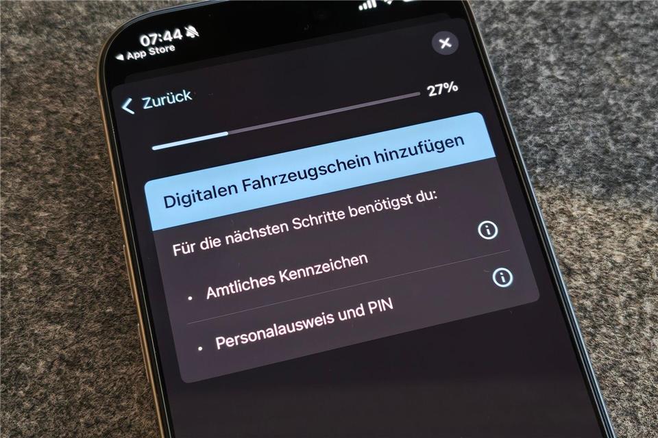 Der Download ist ziemlich einfach - man braucht nur sein Kennzeichen und einen elektronischen Personalausweis mit aktiver eID.Till Simon Nagel/dpa-tmn