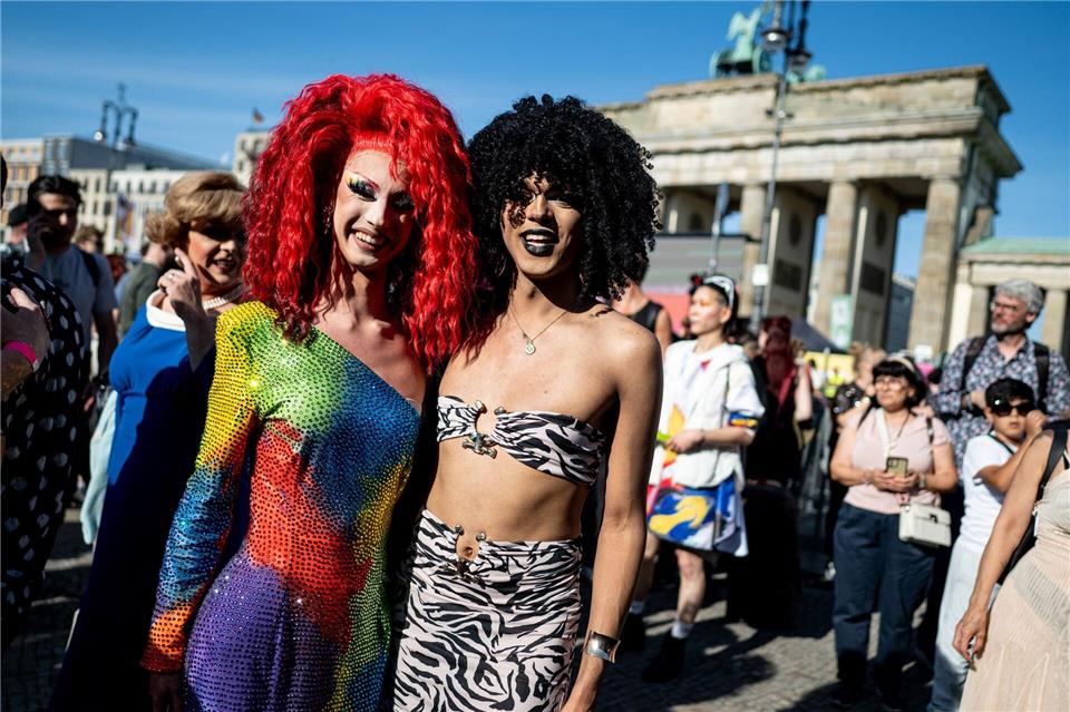 Der Drag March führte vom U-Bahnhof Bundestag zum Brandenburger Tor.Fabian Sommer/dpa