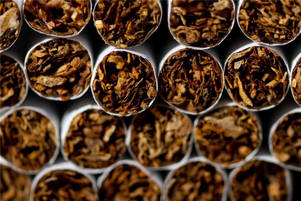 Der Drahtzieher von illegalen Zigarettenfabriken ist wegen Steuerhinterziehung zu vier Jahren Haft verurteilt worden. (Symbolbild) Sven Hoppe/dpa