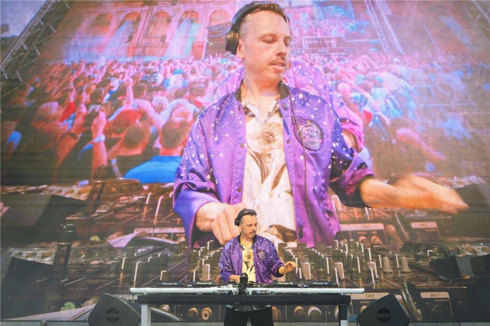 Der Dresdner DJ und Produzent Tino Piontek alias Purple Disco Machine sagte vor dem Konzert, es sei ihm eine Ehre, vor der historischen Kulisse in seiner Heimatstadt aufzutreten.Robert Michael/dpa