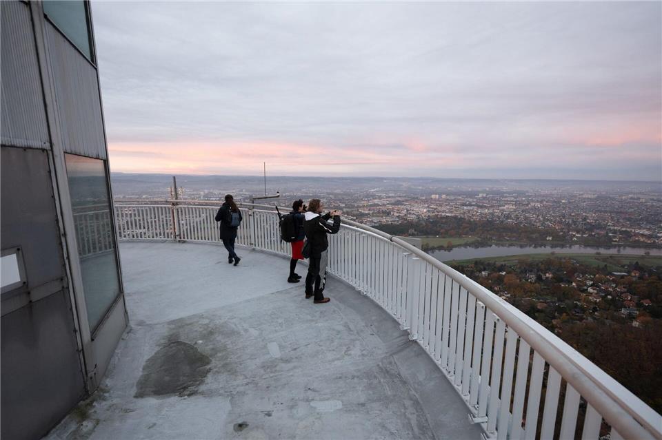 Der Dresdner Fernsehturm soll wieder für Besucher geöffnet werden. Die Entwurfsplanung dafür ist nun abgeschlossen. Sebastian Kahnert/dpa