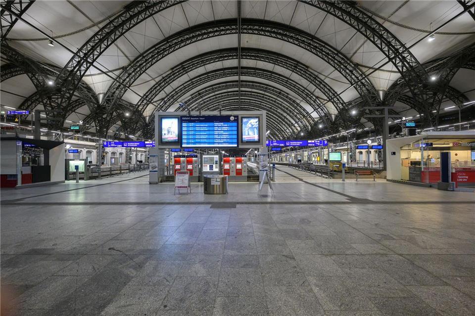 Der Dresdner Hauptbahnhof gilt als zentraler Verkehrsknotenpunkt mit täglich mehr als 60.000 Passagieren. Über 400 Züge, hauptsächlich im Regional- und S-Bahn-Verkehr, sowie Fernverkehrsverbindungen (ICE/IC) bedienen die Station täglich. (Archivbild). Robert Michael/dpa