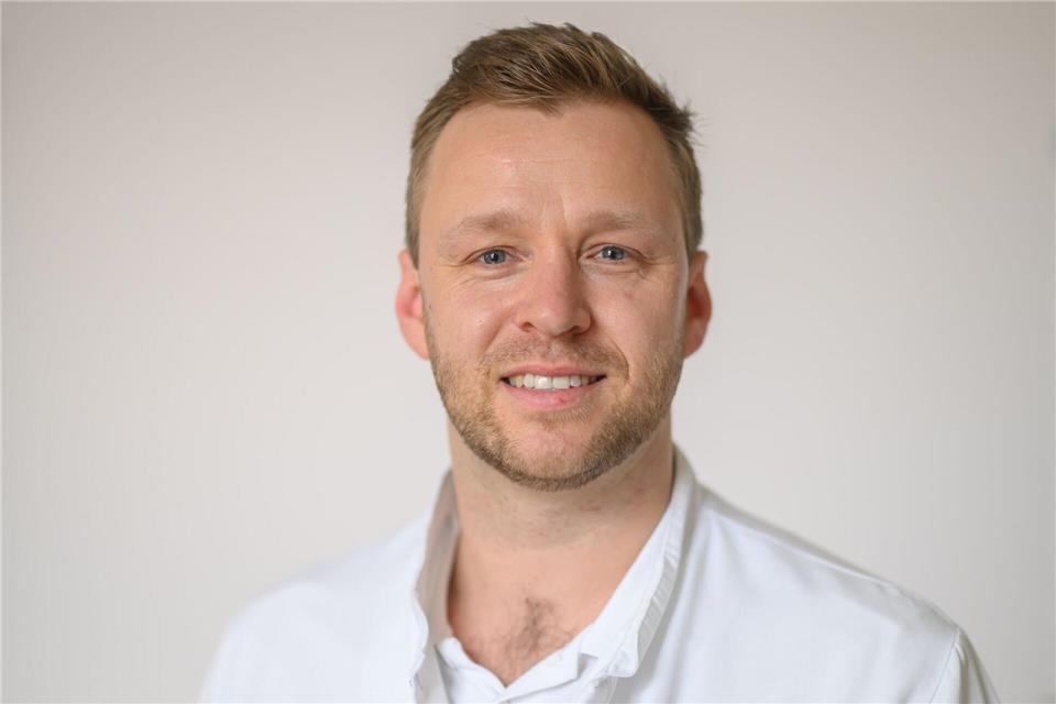 Der Dresdner Oberarzt Tim Fülling plädiert wie viele Kollegen für ein Böllerverbot (Archivbild) Robert Michael/dpa