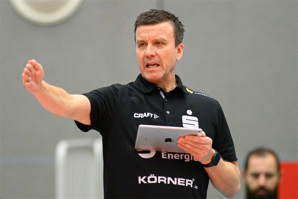 Der Dresdner SC von Trainer Alexander Waibl startet mit vielen Problemen in die neue Saison. (Archivbild)Robert Michael/dpa-Zentralbild/dpa