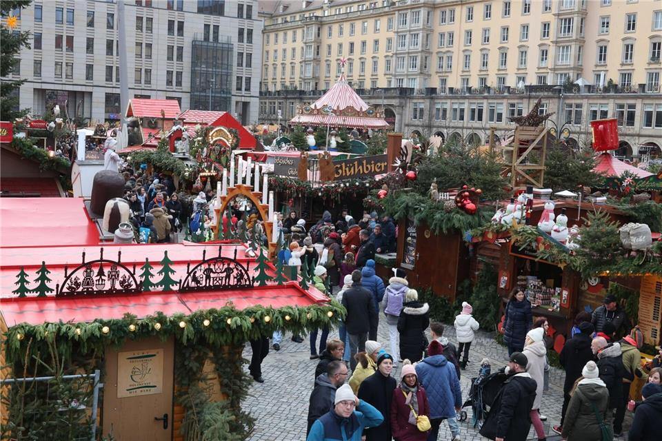 Der Dresdner Striezelmarkt bleibt nach der Todesfahrt in Magdeburg offen.Bodo Schackow/dpa