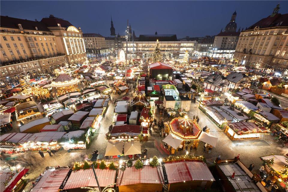 Der Dresdner Striezelmarkt ist bis zum 24. Dezember geöffnet. (Archivbild)Sebastian Kahnert/dpa