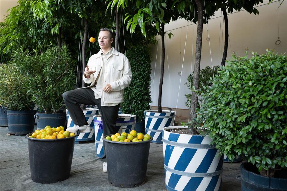 Der Dresdner Tino Piontek alias Purple Disco Machine übernimmt eine Orangenbaum-Patenschaft.Sebastian Kahnert/dpa