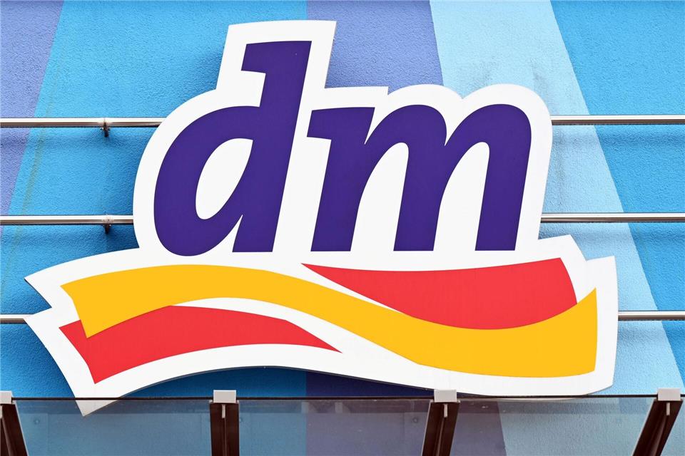 Der Drogeriemarkt dm ruft einen Esslernlöffel zurück. (Illustration) Uli Deck/dpa
