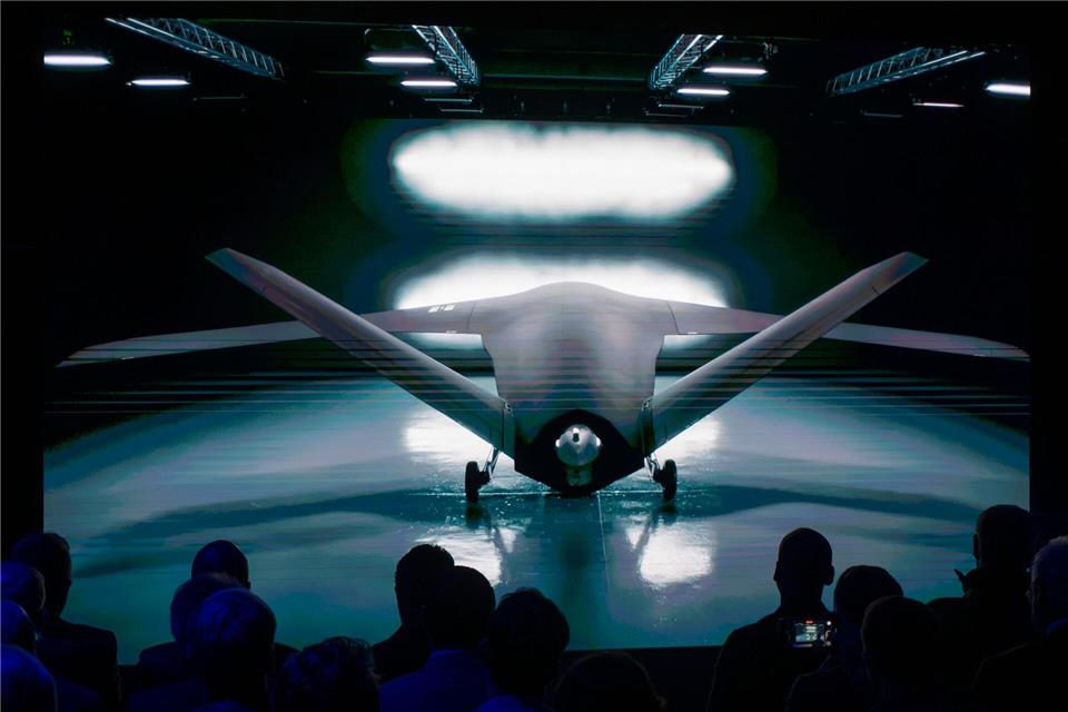 Der Drohnenhersteller Helsing will sich vergrößern und bereitet den Bau eines neuen Werks vor. Unter anderem will das Unternehmen innerhalb von vier Jahren ein KI-gesteuertes unbemanntes Kampfflugzeug entwickeln. (Archiv)Peter Kneffel/dpa