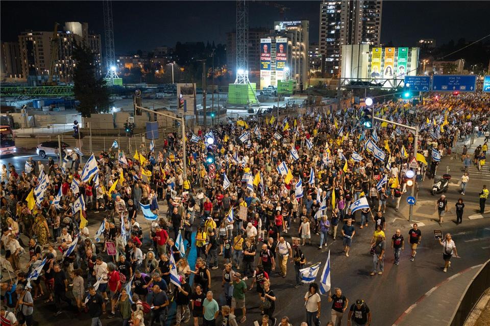 Massenprotest in Jerusalem - Geisel-Angehörige fordern Deal Der Druck auf Israels Premier wächst auch im eigenen Land. Ilia Yefimovich/dpa