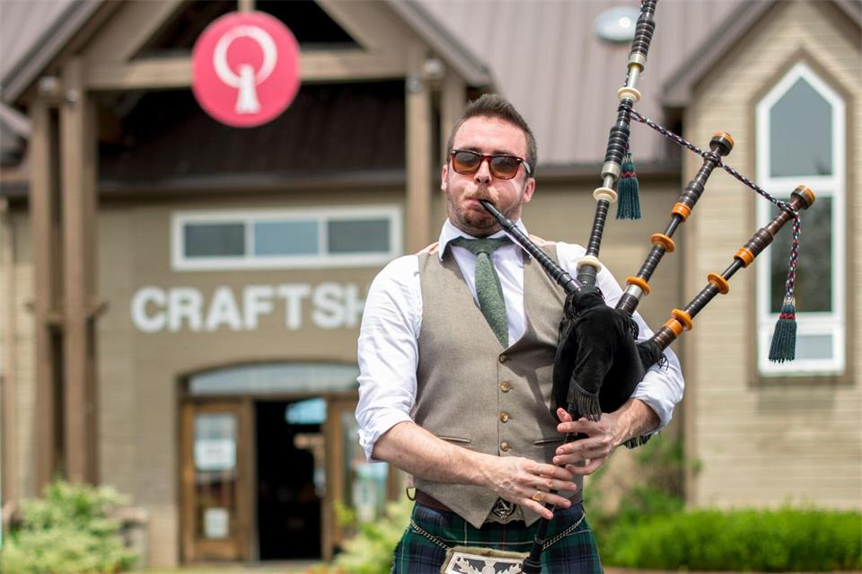 Der Dudelsack darf nicht fehlen: Während des Celtic Colours International Festival treffen sich im Gaelic College, Zentrum für gälische Sprache und Kultur in Kanada in St. Ann’s, die Musiker.Dean Casavechia/Tourism Nova Scotia/dpa-tmn