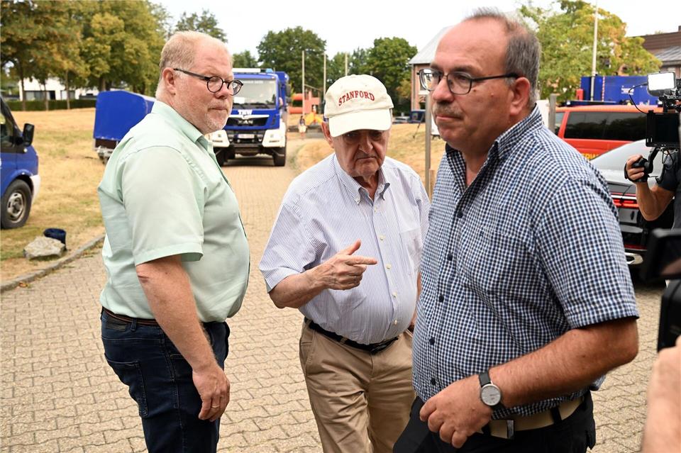 Der Dürener Landrat Ralf Nolten hofft, das Feuer im Hürtgenwald an diesem Wochenende unter Kontrolle zu bekommen.Federico Gambarini/dpa