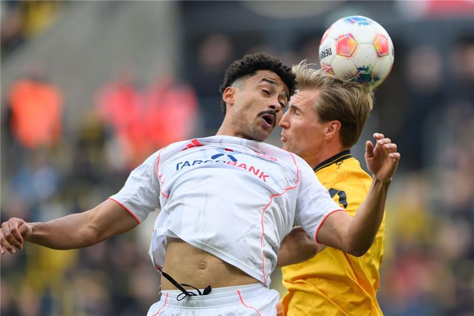 Der Düsseldorfer Emmanuel Iyoha (l.) wurde im Spiel in Dresden rassistisch beleidigt.Robert Michael/dpa