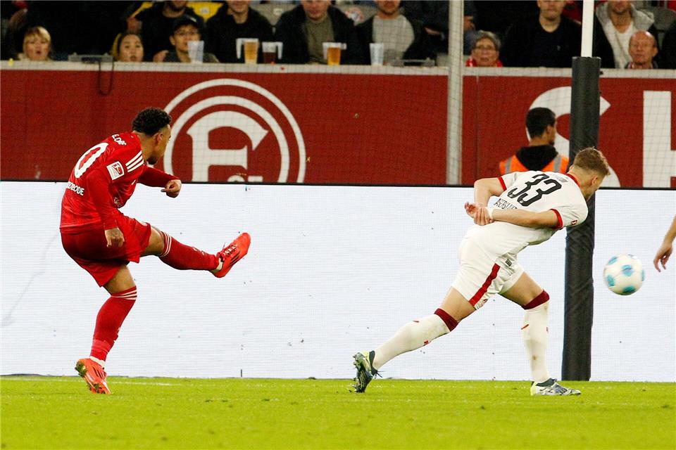 Der Düsseldorfer vam Brederode (l) trifft ins Lauterer Tor.Roland Weihrauch/dpa