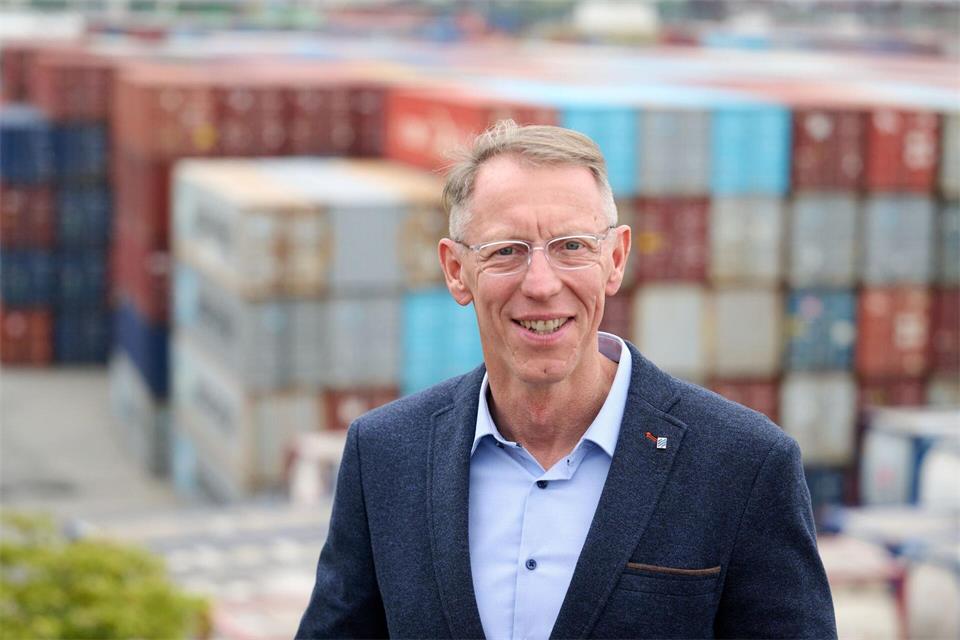 Der Duisburger Hafenmanager Joachim Holstein hofft, dass sich die Niedrigwasserlage bis Ende September deutlich entspannt. Bernd Thissen/dpa