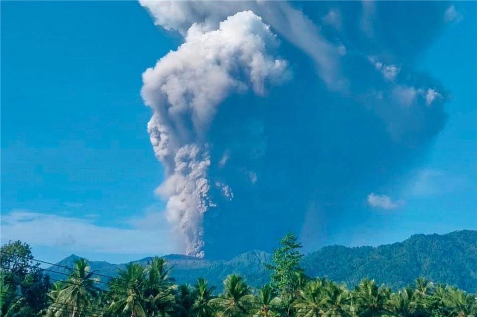 Der Dukono gehört zu den aktivsten Vulkanen Indonesiens.Uncredited/Badan Geologi/AP/dpa