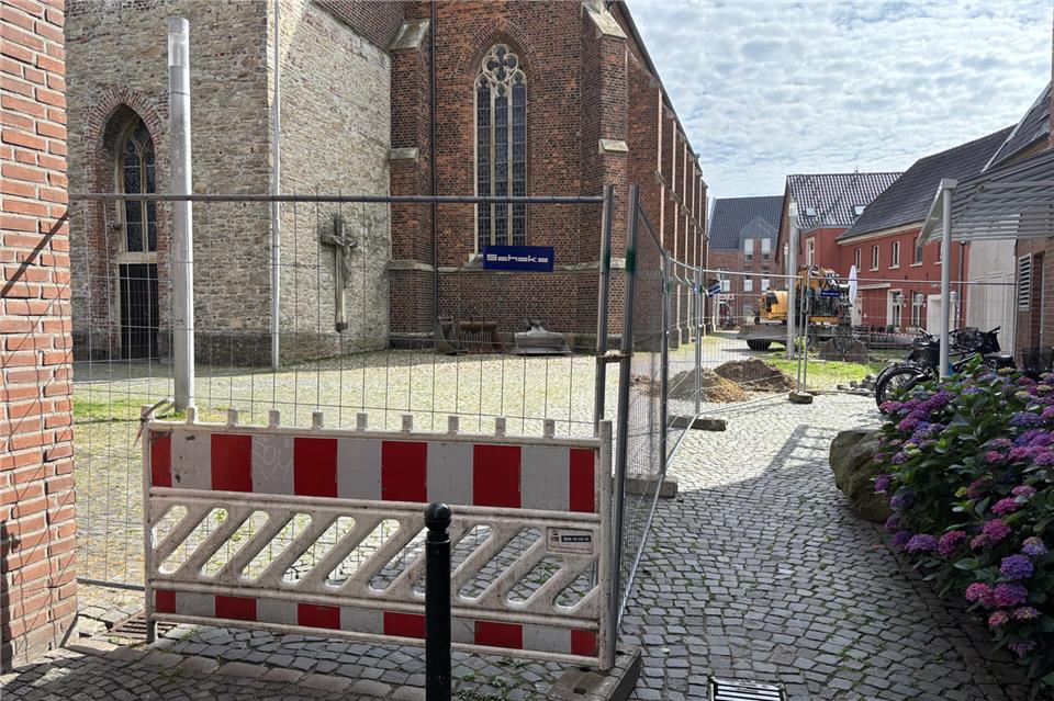 Der Durchgang entlang der Kirche ist wegen der Baustelle auf dem Kirchplatz derzeit nicht möglich.