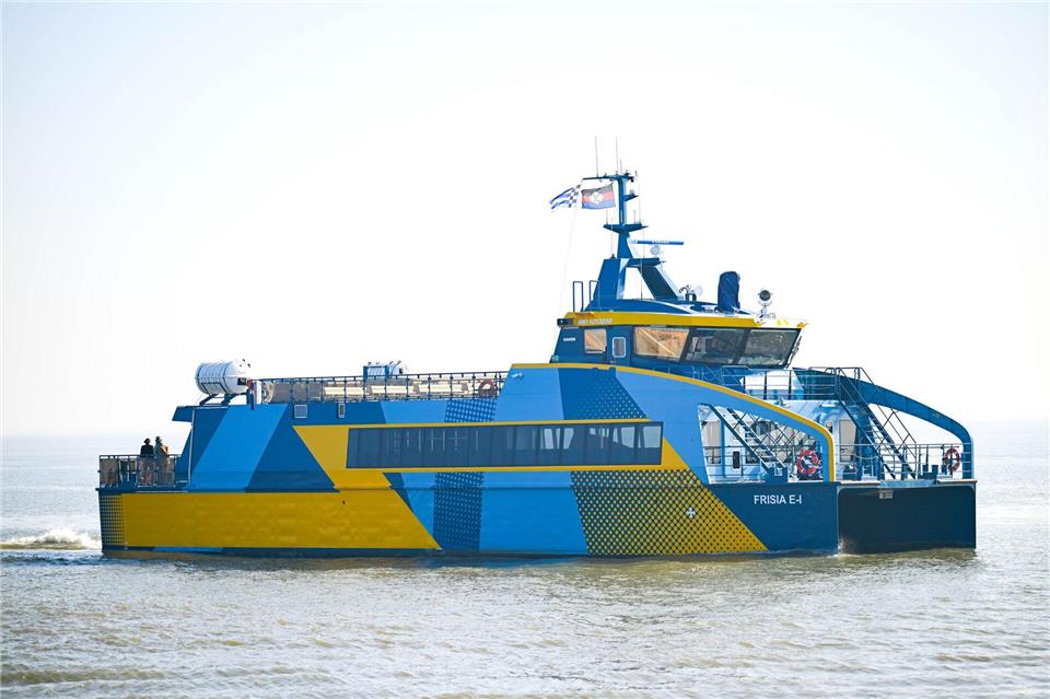 Der E-Katamaran bringt wieder Reisende von und zu der ostfriesischen Insel Norderney. (Archivbild)Sina Schuldt/dpa