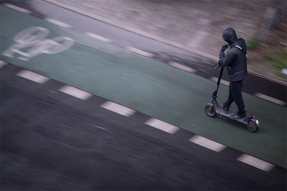Der E-Scooter-Fahrer soll beschleunigt haben, bevor er den Polizisten erfasste. (Symbolbild)Hannes P Albert/dpa