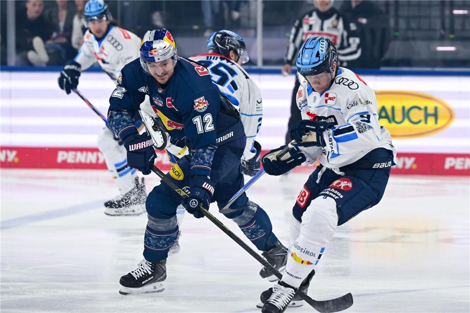 Der EHC Red Bull München um Brady Ferguson (l) hat seinen Heimvorteil aus der Hand gegeben.Sven Hoppe/dpa