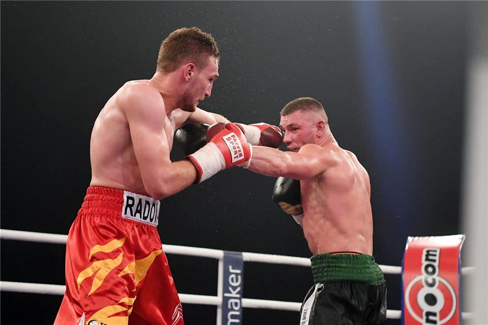 Der Ehemann von Entwicklungsministerin Reem Alabali Radovan, Denis (l), steht vor seinem Comeback im Boxring. (Archivbild)Uli Deck/dpa