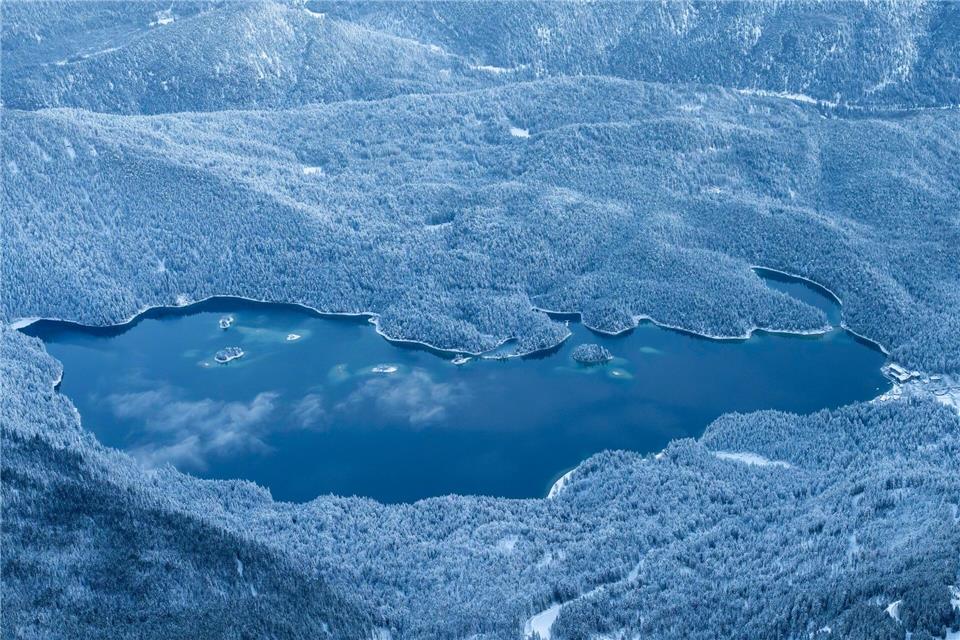 Der Eibsee im winterlichen GewandPeter Kneffel/dpa