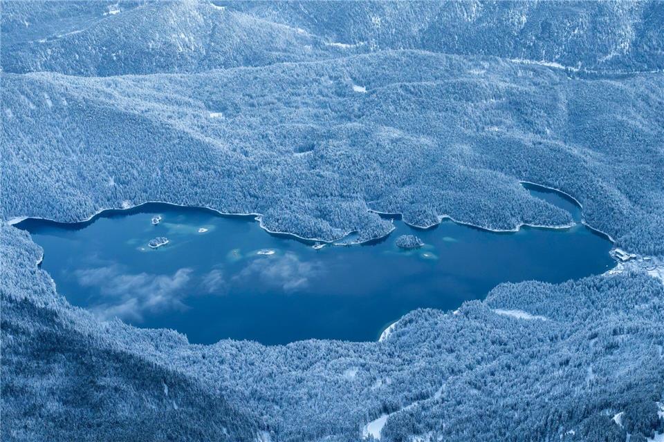 Der Eibsee ist im Winter oft zugefroren. (Symbolbild)Peter Kneffel/dpa