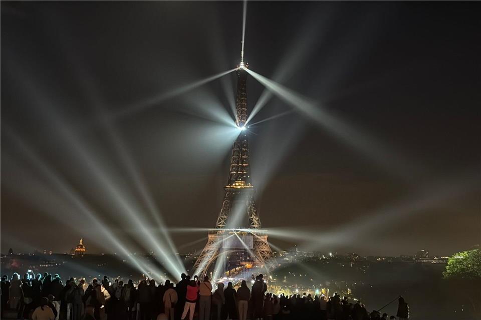 Der Eifelturm in Paris leuchtet anlässlich der Ankündigung des Comebacks der Sängerin Celine Dion.Rachel Sommer/dpa