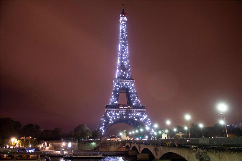 Der Eiffelturm ist auch im Weihnachtsfilm „Champagne Problems“ prominent zu sehen. (Archivbild)Saul Loeb/AFP/dpa