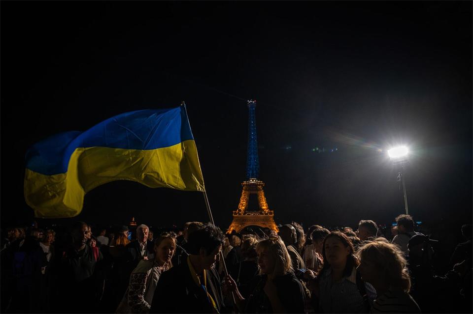 Der Eiffelturm ist zu Ehren des ukrainischen Unabhängigkeitstags und anlässlich des vierten Jahrestags der russischen Invasion in der Ukraine in den Farben der Ukraine beleuchtet.Aurelien Morissard/AP/dpa