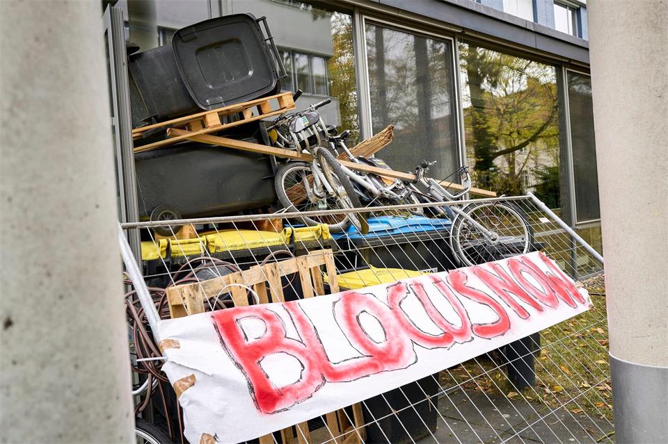 Der Eingang ist mit Mülltonnen und anderen Gegenständen blockiert.Michael Ukas/dpa