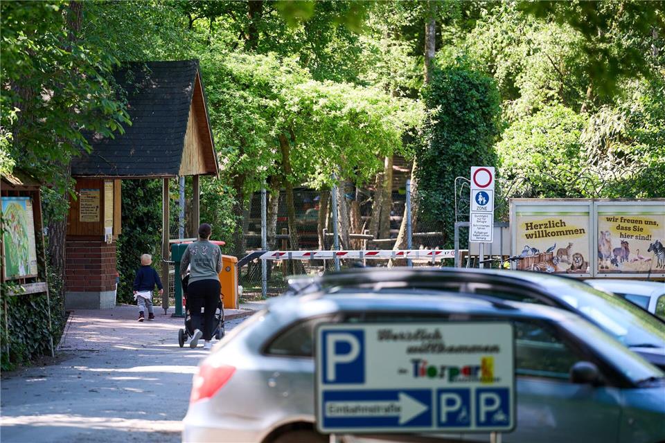 Der Eingang und Parkplatz zum Tierpark Nadermann im ostwestfälischen Delbrück. Hier hatte am Morgen ein Tiger eine Mitarbeiterin gebissen und verletzt. Bernd Thissen/dpa