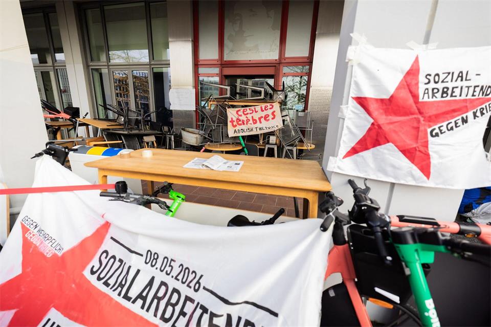 Der Eingang wurde mit Möbeln und weiteren Gegenständen versperrt.Christoph Soeder/dpa