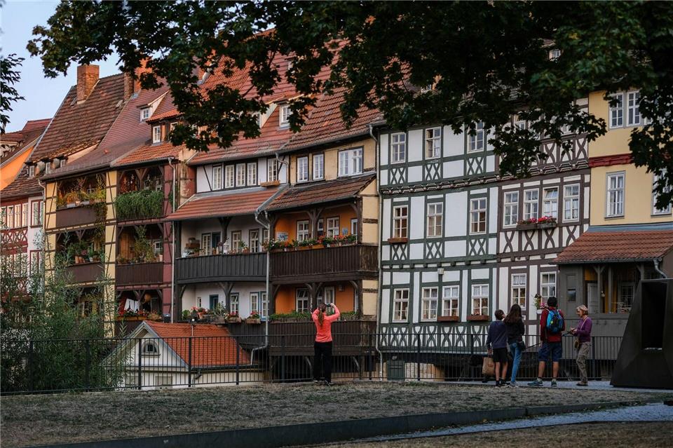 Jüdisches Leben in Erfurt gestern und heute - ein Rundgang Der Eingang zu dem Ritualbad aus dem 12. und 13. Jahrhundert liegt direkt an der Gera neben der Krämerbrücke. Jens Kalaene/dpa-Zentralbild/dpa-tmn