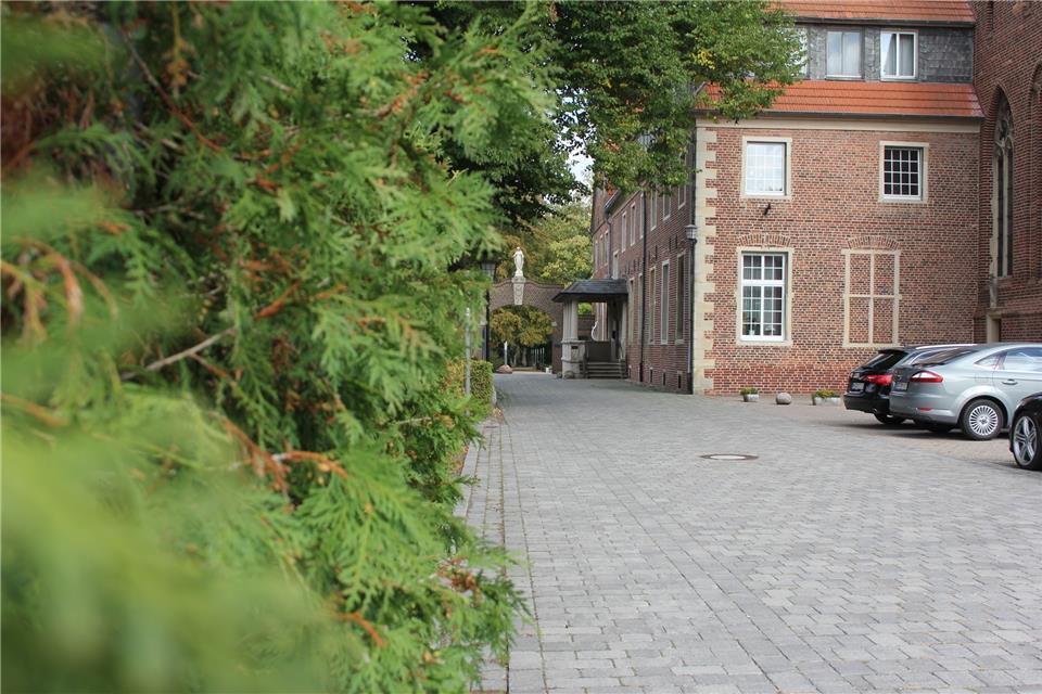 Der Eingang zum Gymnasium Mariengarden in Burlo.