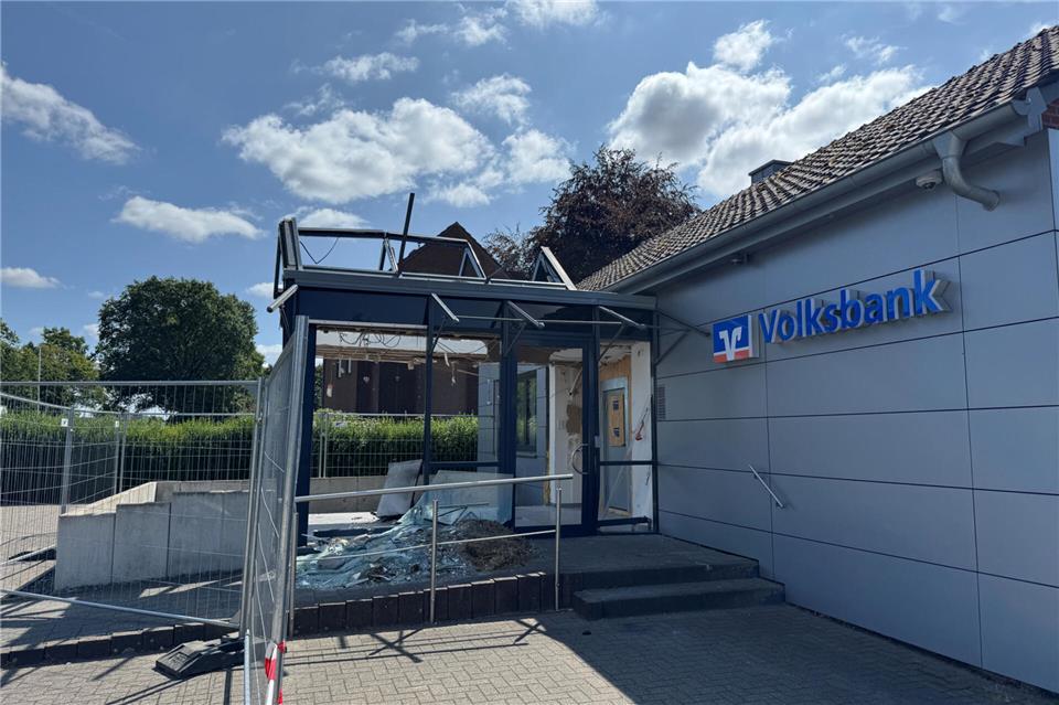 Der Eingangsbereich der Volksbank wurde durch die Sprengungen zerstört. Auch der Innenbereich soll laut der Bank „immens beschädigt“ sein.