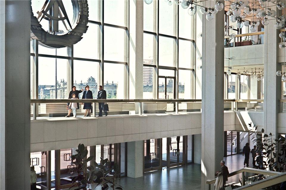 Der Eingangsbereich des Palastes des Republik wurde mit dem Staatswappen Hammer und Zirkel ausgestattet. (Archivbild) Günter Bratke/dpa