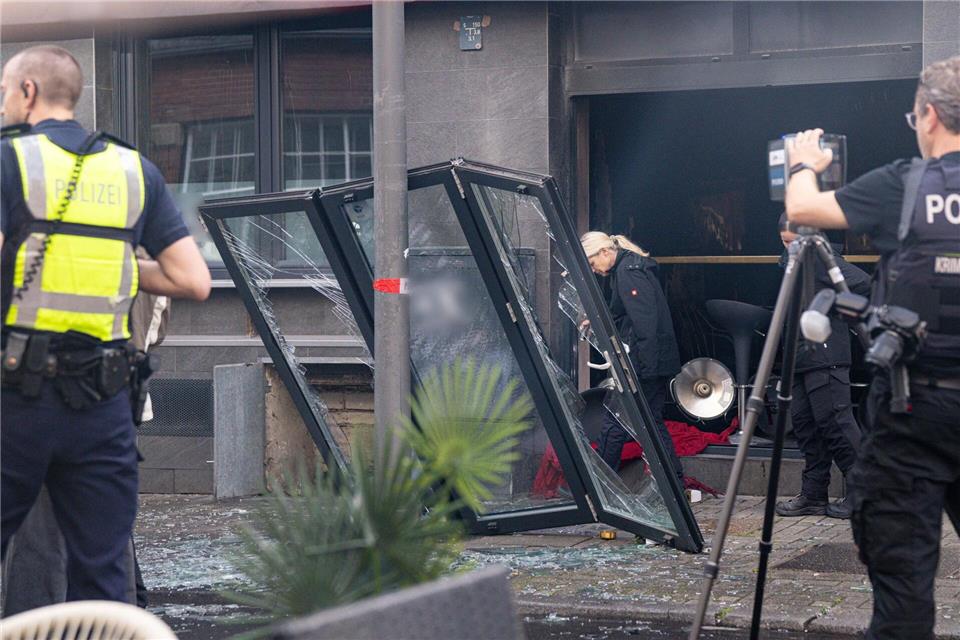Der Eingangsbereich sowie Teile des Innenraums wurden durch die Explosion und den Brand zerstört, wie die Polizei mitteilte. Benjamin Westhoff/dpa