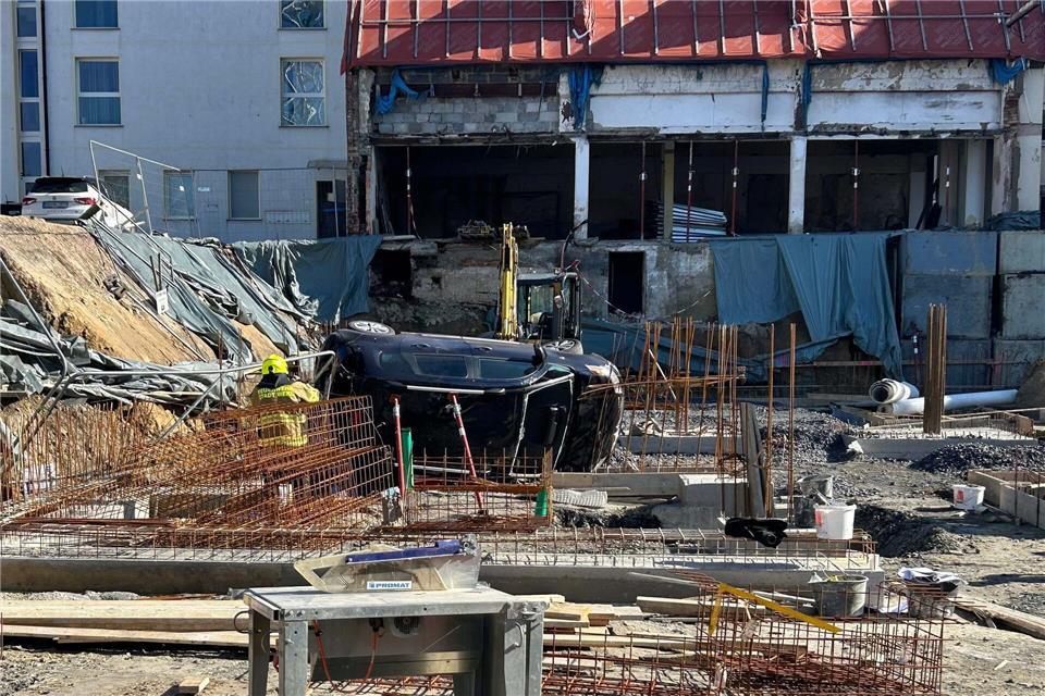 Der Einparkversuch vor einem Bestattungsunternehmen endete in einer Baugrube. Max Lametz/dpa