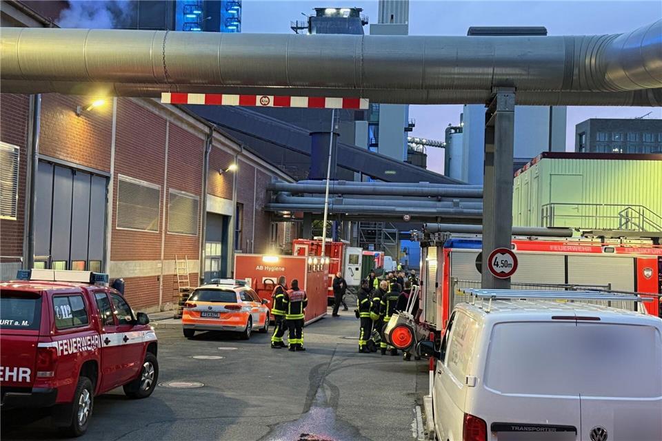 Der Einsatz am Kraftwerk zieht sich. Mike Seeboth/dpa