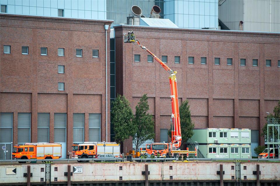 Der Einsatz der Feuerwehr am Kraftwerk Tiefstack in Hamburg wurde am Samstagabend beendet. Ren� Schr�der/NEWS5/dpa