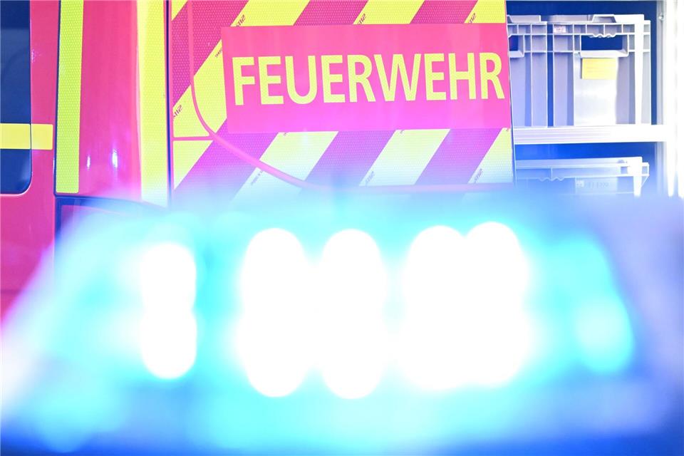Der Einsatz der Feuerwehr an der Schleuse läuft noch. (Symbolfoto) Bernd Weißbrod/dpa