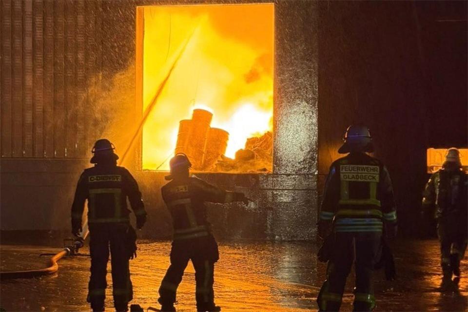 Der Einsatz der Feuerwehr dauerte bis in die frühen Morgenstunden.Feuerwehr Gladbeck/dpa