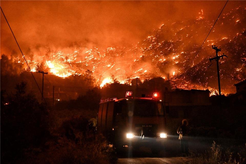 Zwei Tote bei Waldbrand in Griechenland Der Einsatz der Feuerwehr hat den Brand noch nicht stoppen können.Uncredited/AP