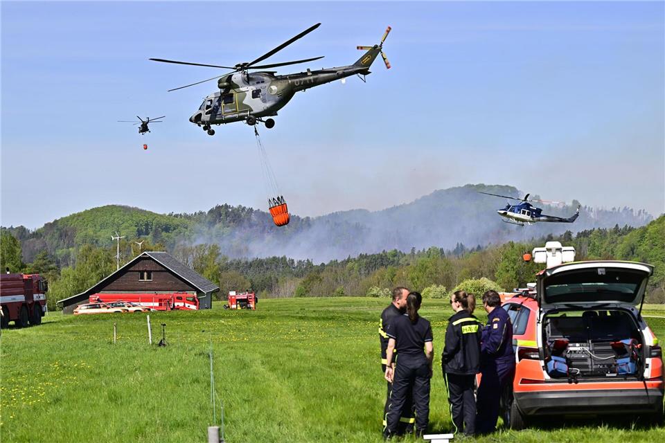 Der Einsatz der Hubschrauber ist im schwer zugänglichen Terrain besonders wichtig.Hájek Ondøej/CTK/dpa