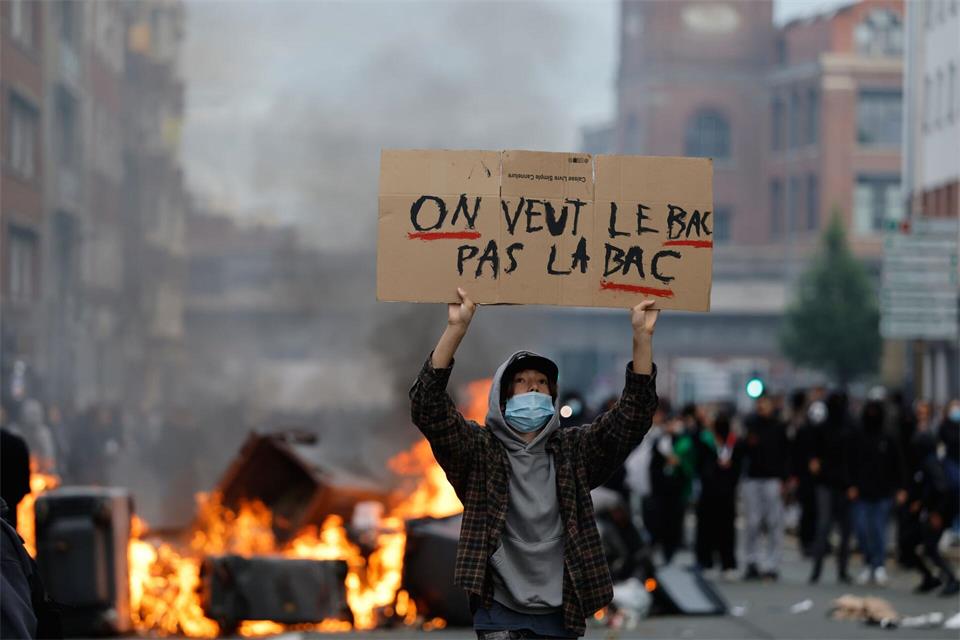 Der Einsatz der Polizei bei den Protesten macht einige wütend. (Archivbild)Jean-Francois Badias/AP/dpa
