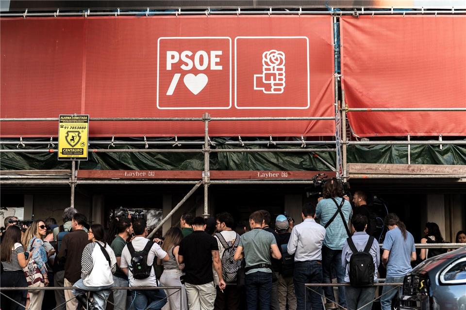 Der Einsatz der Polizei in der Parteizentrale in Madrid sorgte für großes Aufsehen.Diego Radamés/EUROPA PRESS/dpa